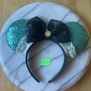 Green and Black Decorative Hair Accessory with Fan Design